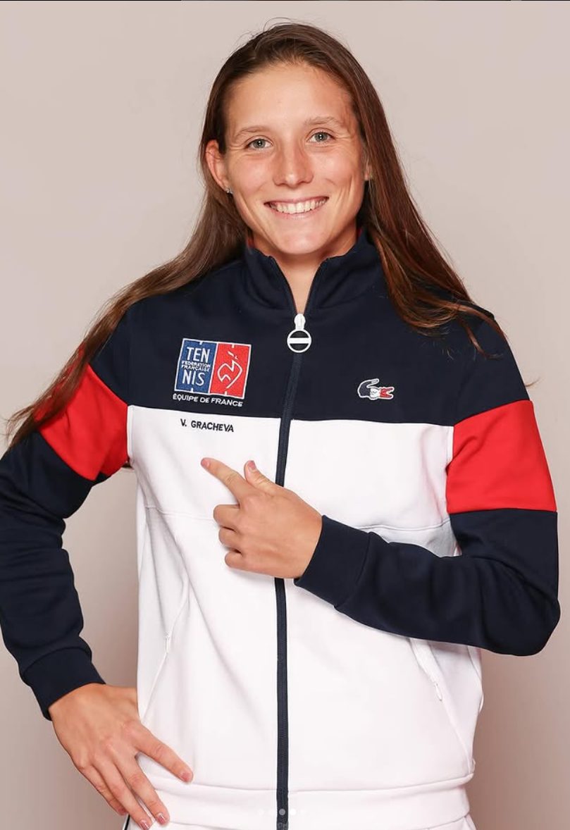 Varvara Gracheva en tenue de l’équipe de France, sélectionnée pour la Billie Jean King Cup